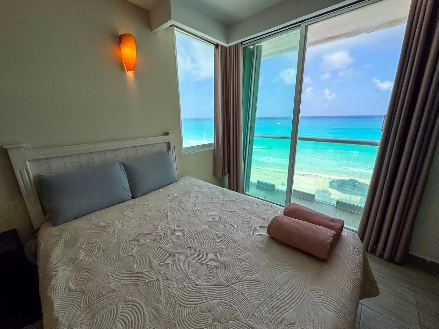 Oceanfront W/Balcony, Pool & Beach Access Cancún