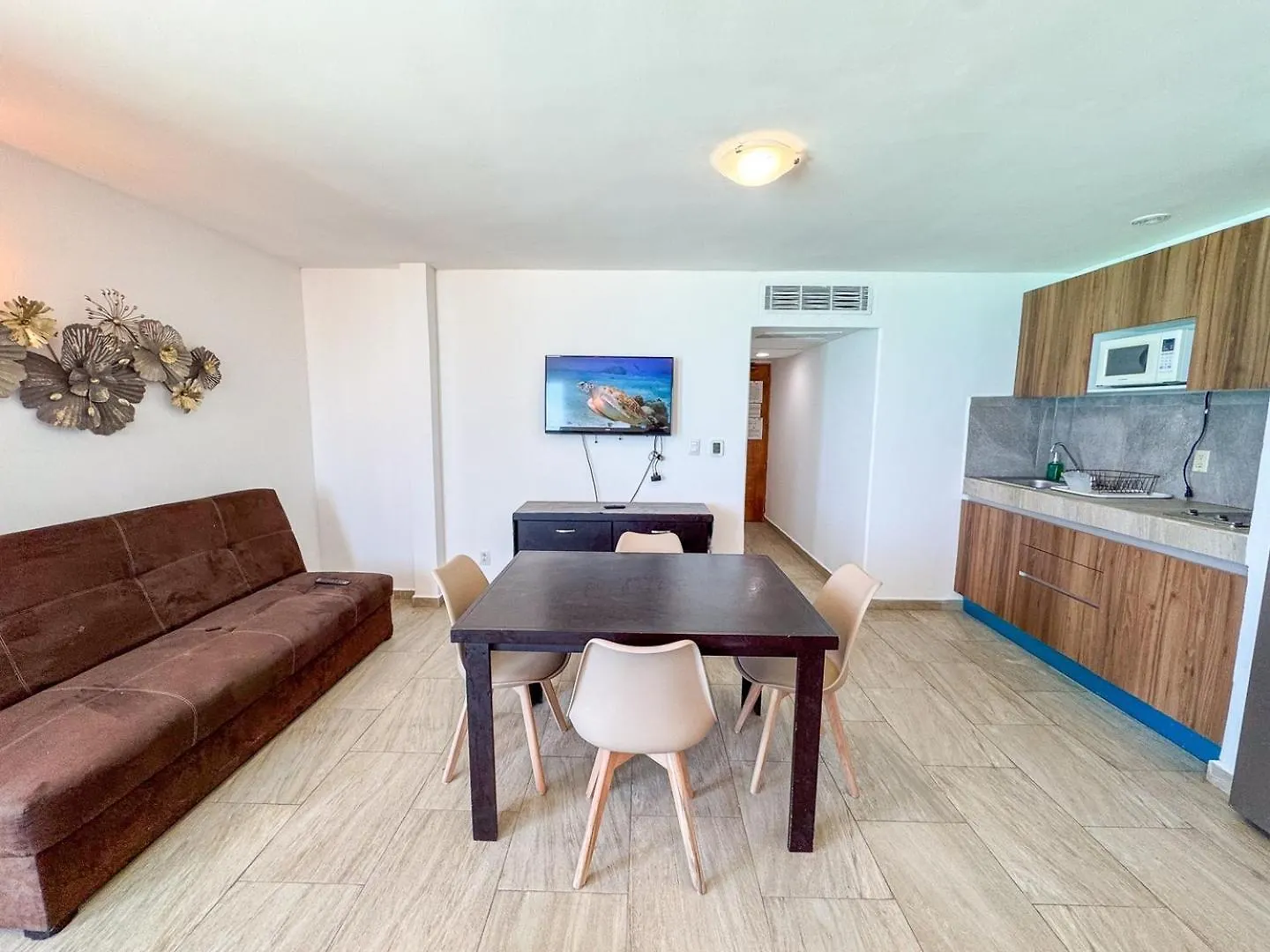 Oceanfront W/Balcony, Pool & Beach Access Cancún Mexico
