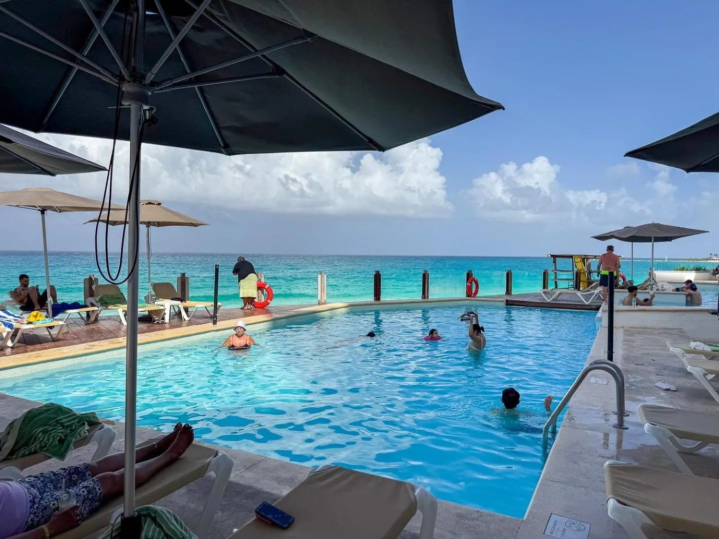 Oceanfront W/Balcony, Pool & Beach Access Cancún 0*,  Mexico