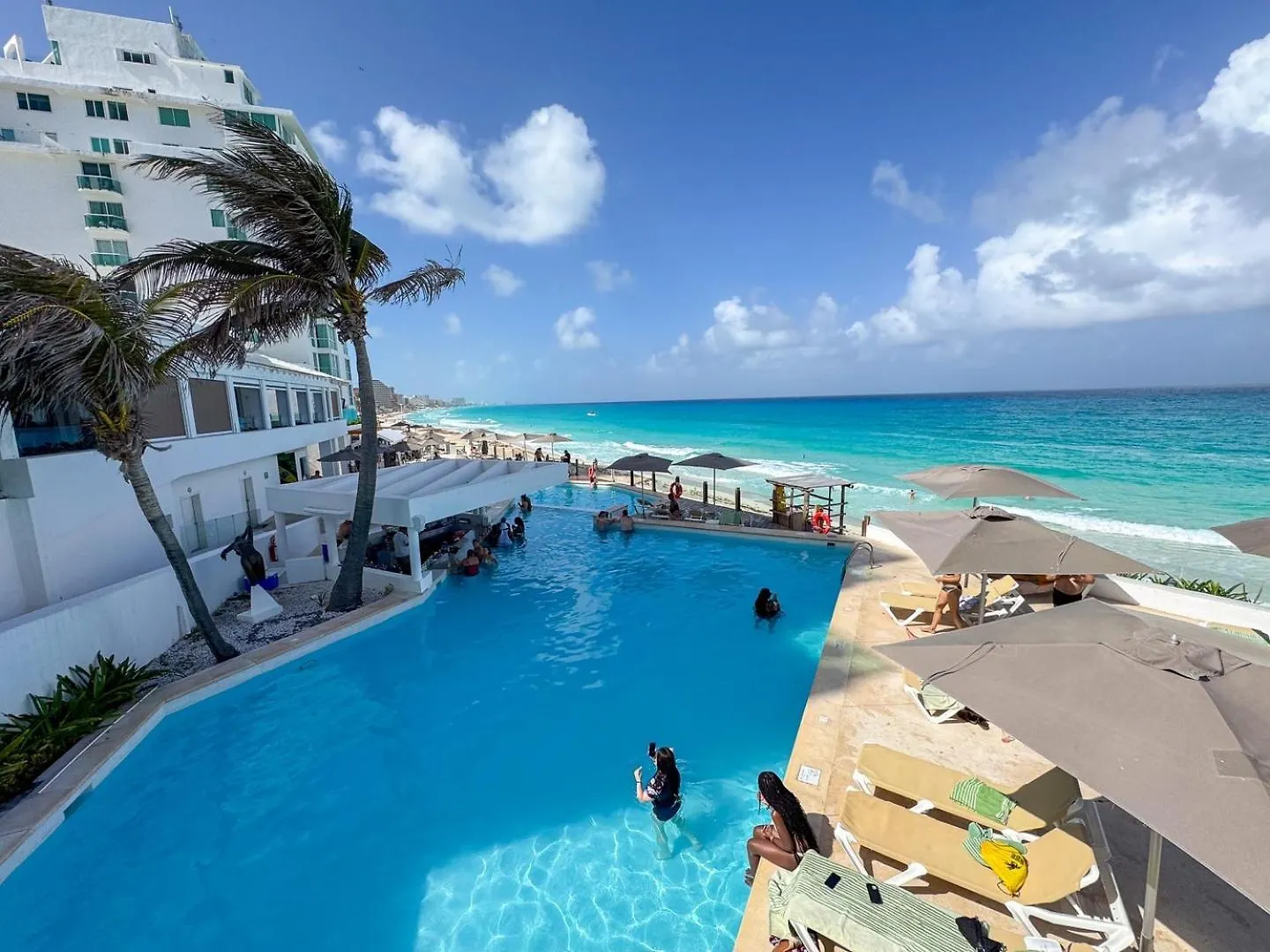 Oceanfront W/Balcony, Pool & Beach Access Cancún Appartement