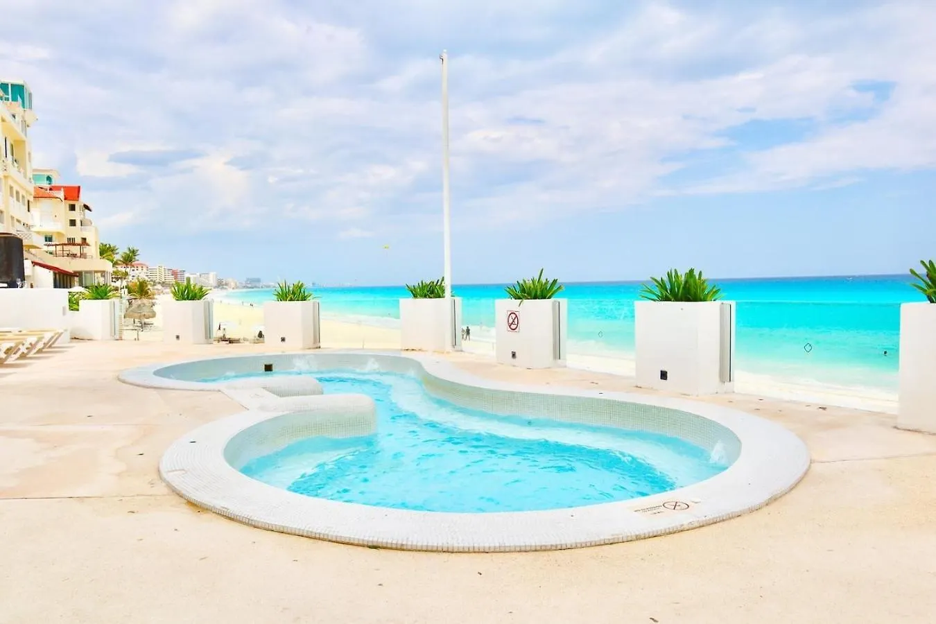 Spectacular Sunrise, Ocean View, Relaxing Jacuzzi Apartment Cancun Mexico