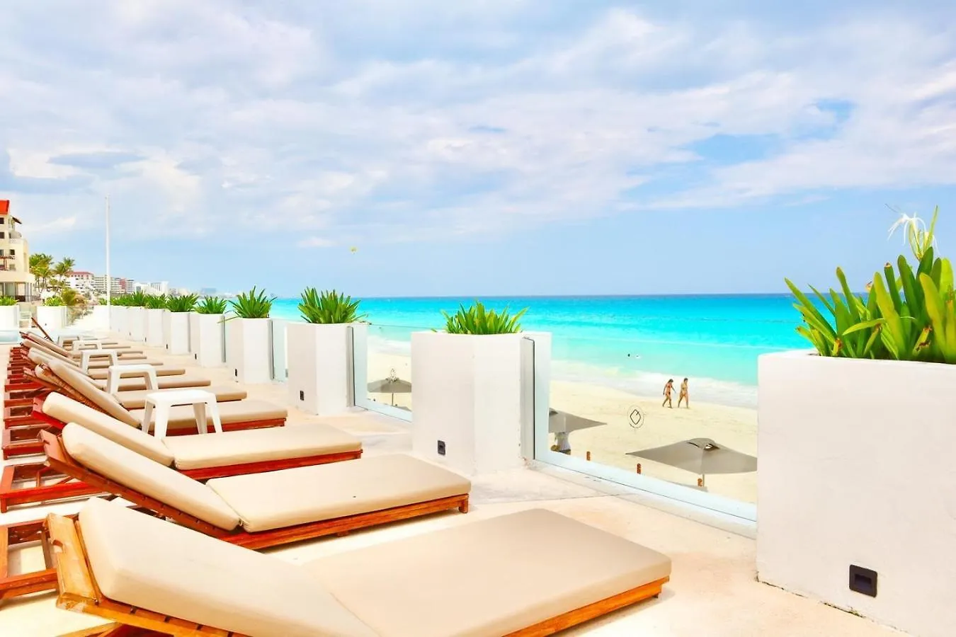 Spectacular Sunrise, Ocean View, Relaxing Jacuzzi Apartment Cancun