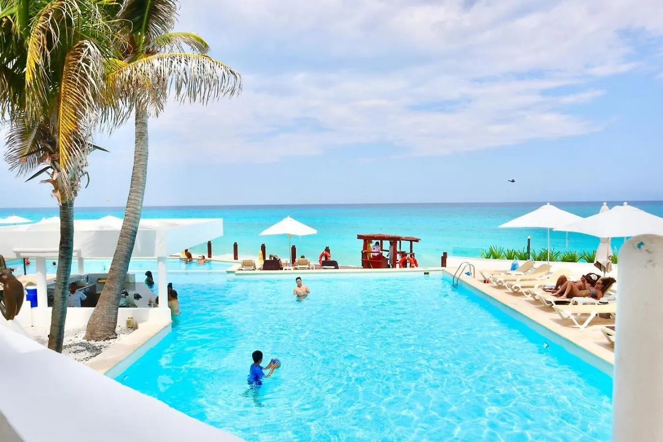 Spectacular Sunrise, Ocean View, Relaxing Jacuzzi Apartment Cancun