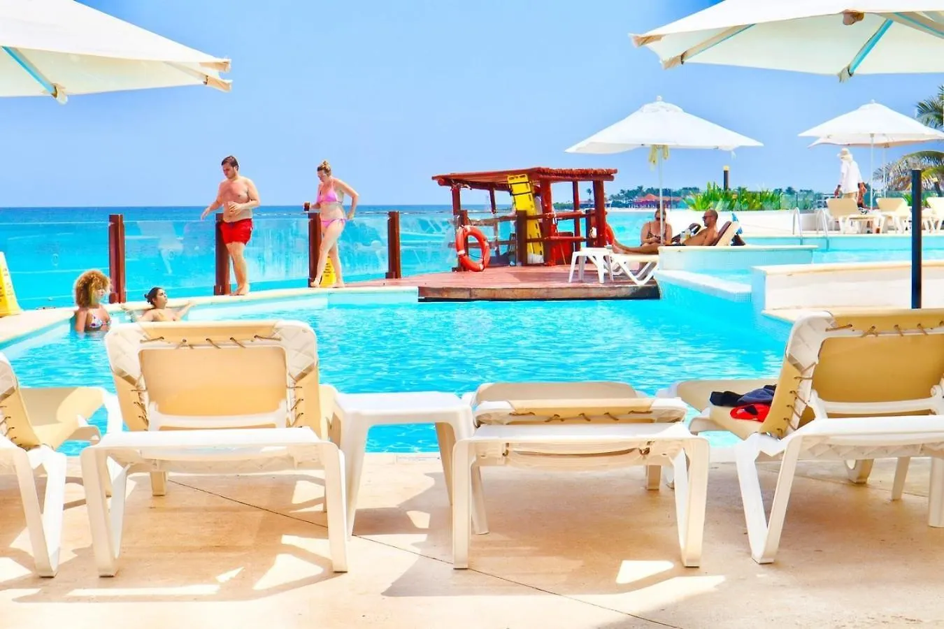 Spectacular Sunrise, Ocean View, Relaxing Jacuzzi Apartment Cancun Mexico
